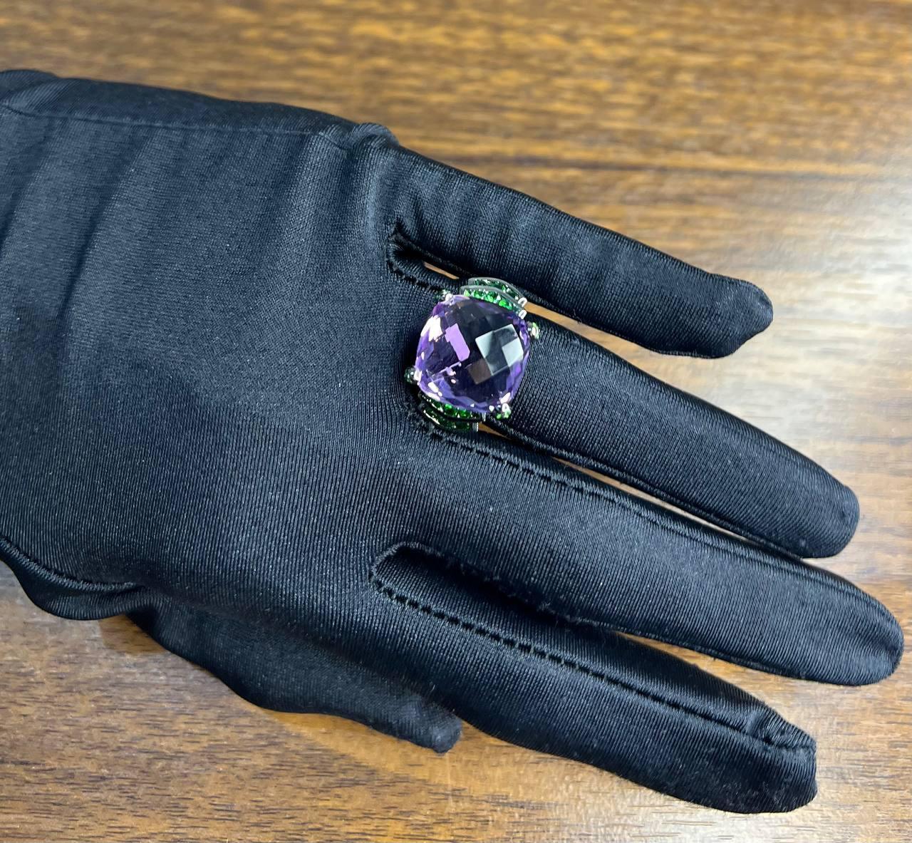 Anello con ametista viola a forma di cuscino, smeraldi verdi e zaffiri blu in oro bianco 18 carati in vendita 8