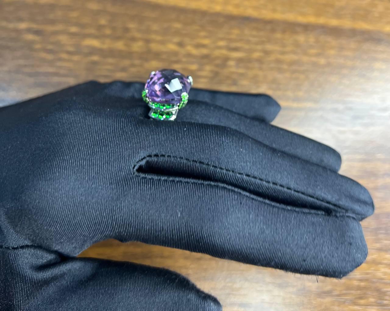 Anello con ametista viola a forma di cuscino, smeraldi verdi e zaffiri blu in oro bianco 18 carati in vendita 9