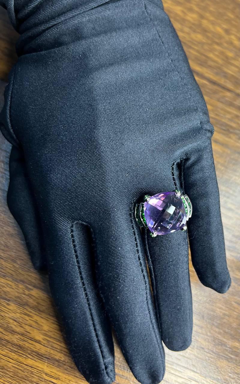 Anello con ametista viola a forma di cuscino, smeraldi verdi e zaffiri blu in oro bianco 18 carati in vendita 10
