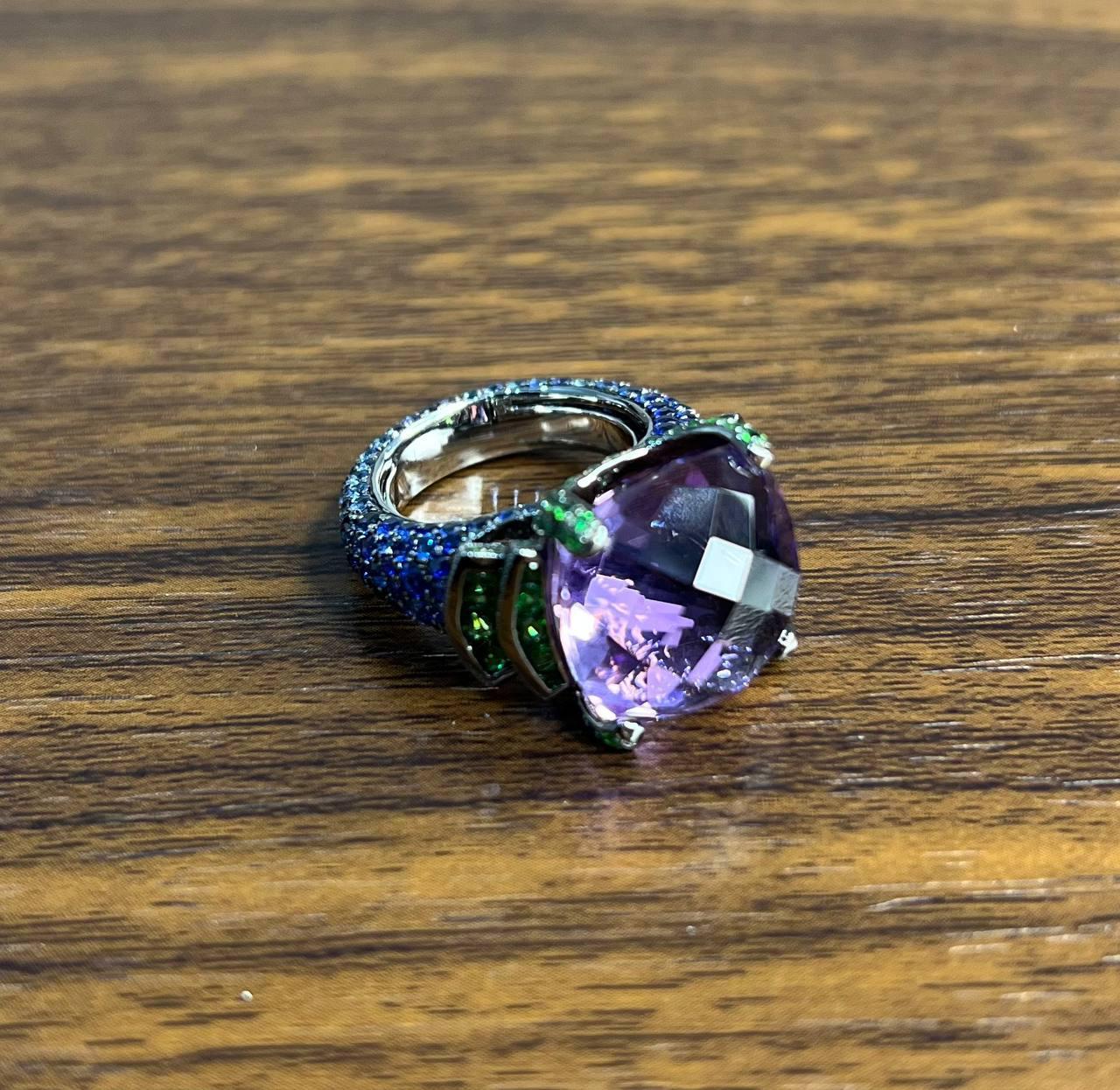 Anello con ametista viola a forma di cuscino, smeraldi verdi e zaffiri blu in oro bianco 18 carati In condizioni Nuovo in vendita a Oakton, VA