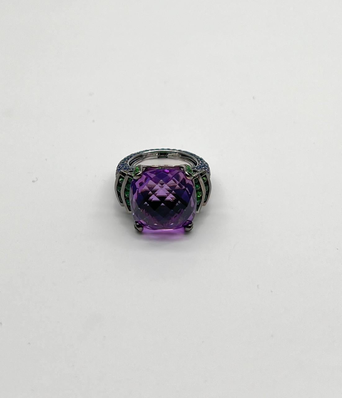 Anello con ametista viola a forma di cuscino, smeraldi verdi e zaffiri blu in oro bianco 18 carati in vendita 1