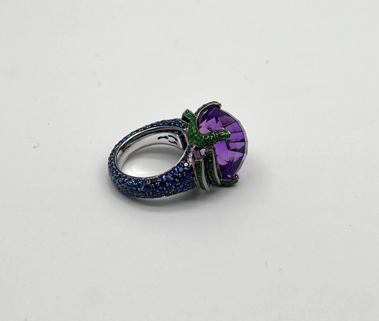 Anello con ametista viola a forma di cuscino, smeraldi verdi e zaffiri blu in oro bianco 18 carati in vendita 3