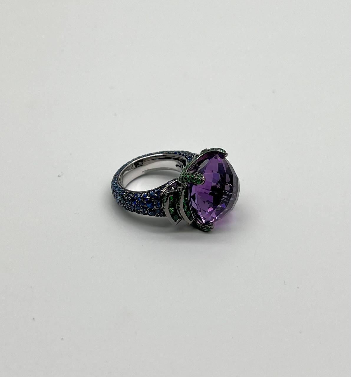 Anello con ametista viola a forma di cuscino, smeraldi verdi e zaffiri blu in oro bianco 18 carati in vendita 4