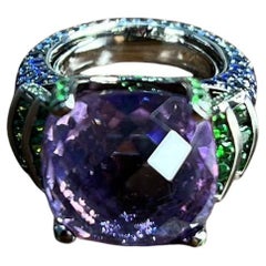 Bague en or blanc 18K de forme coussin Améthyste violette Émeraudes vertes Saphir bleu