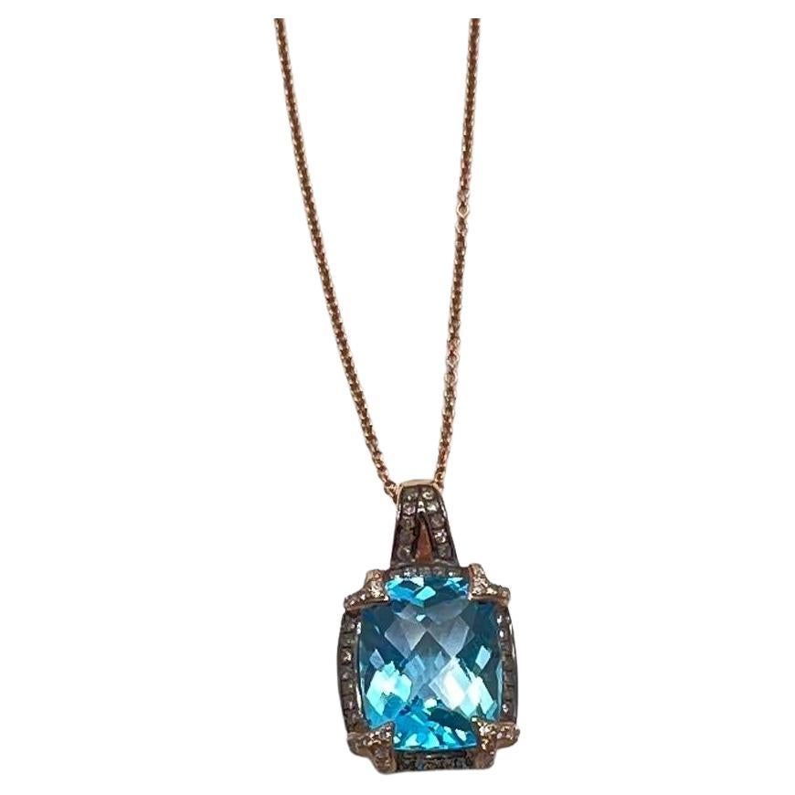 Collar colgante con halo de champán de oro rosa de 14 quilates con forma de cojín de topacio azul suizo