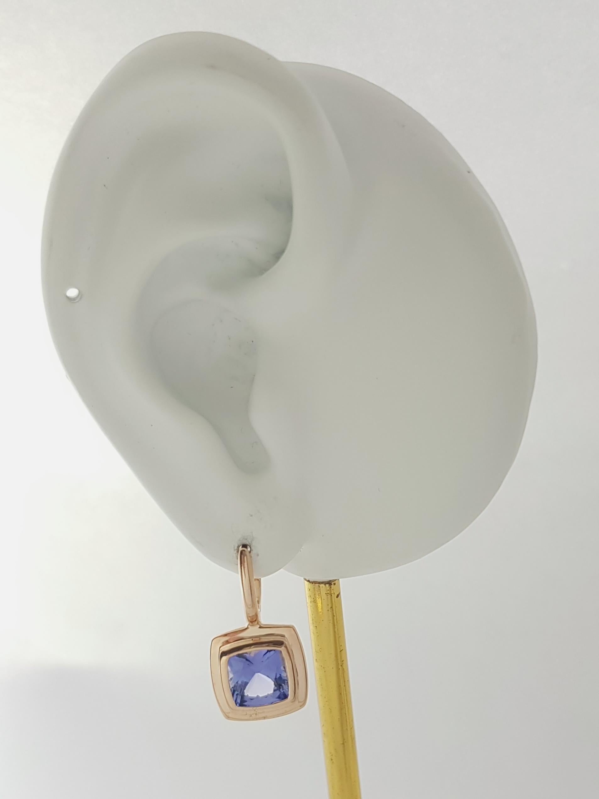 Boucles d'oreilles Tanzanite 4.05 carats montées sur or rose 18K

Largeur : 1.1 cm 
Longueur : 2.1 cm
Poids total : 5.87 grammes

