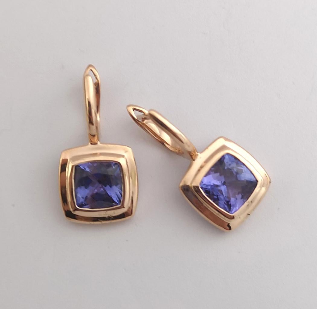 Boucles d'oreilles Tanzanite en forme de coussin montées sur or rose 18 carats Neuf - En vente à Bangkok, TH