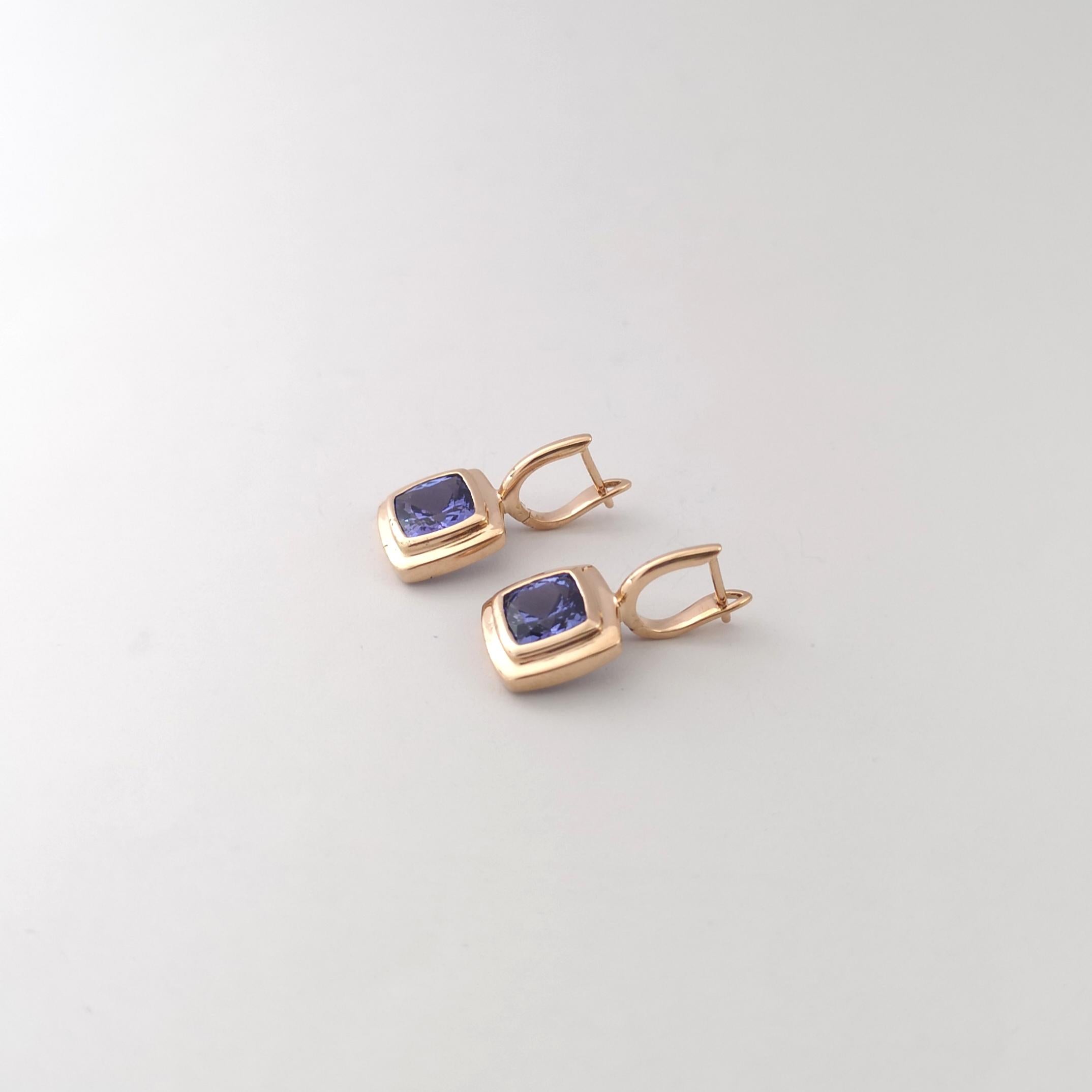 Boucles d'oreilles Tanzanite en forme de coussin montées sur or rose 18 carats en vente 1