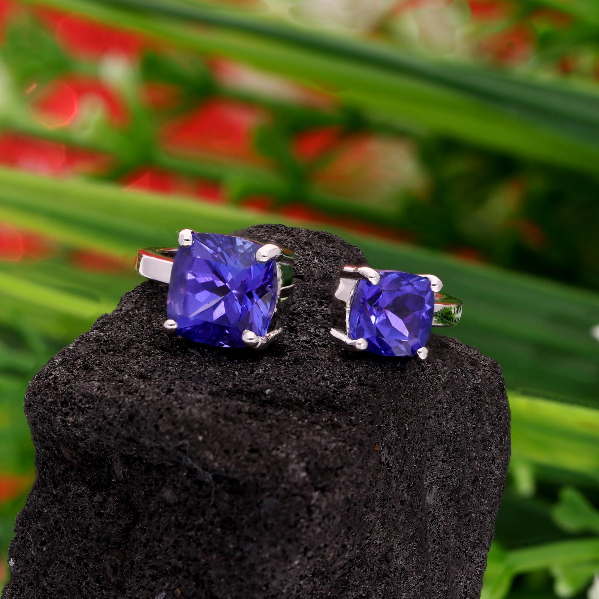 Cushion Shape Tanzanite Gemstone Cuff Ring 18 Karat White Gold Handmade Jewelry In New Condition For Sale In Diera, Dubai