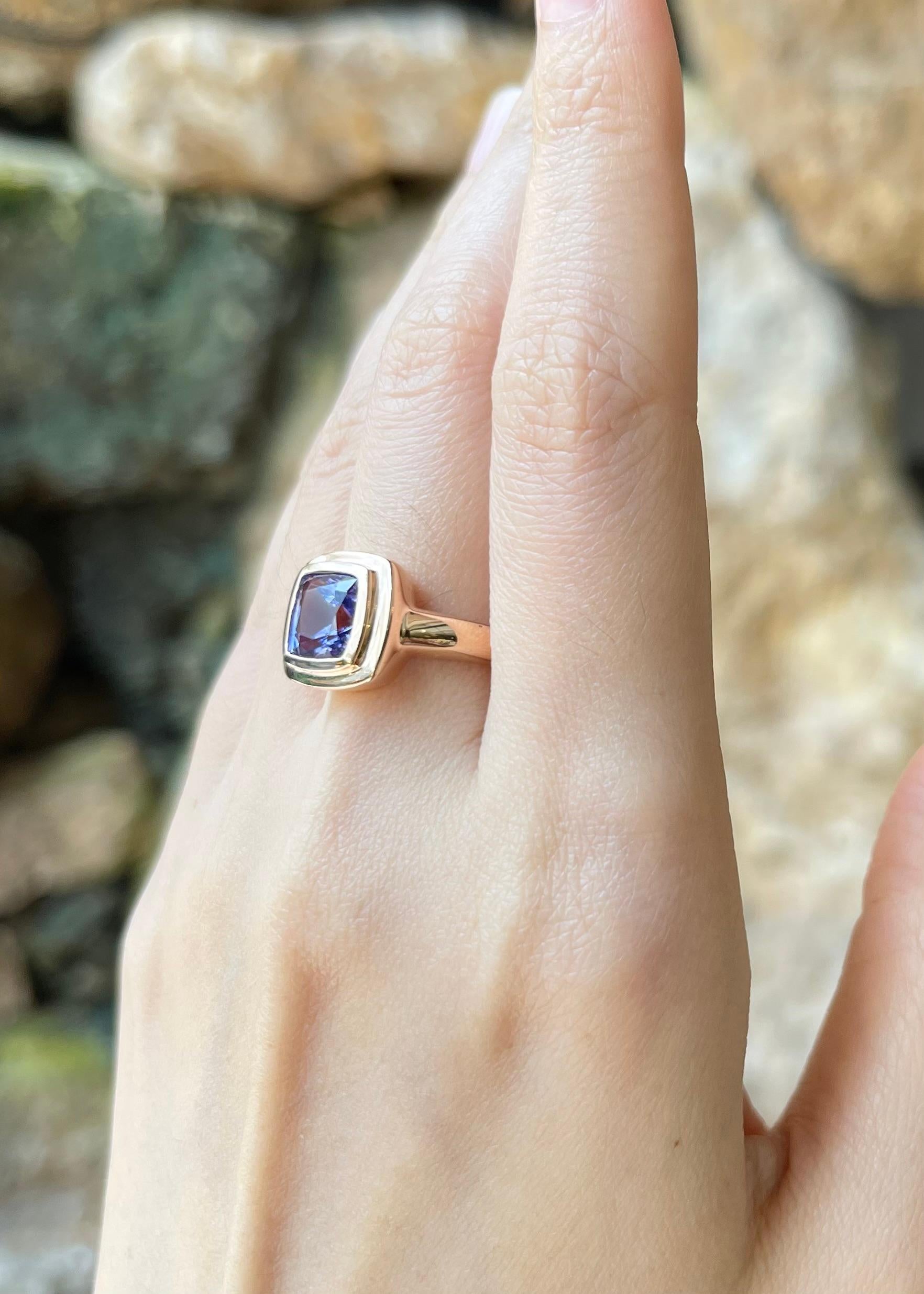 Cushion Shape Tanzanite Ring set in 18K Rose Gold Settings In New Condition For Sale In Bangkok, TH