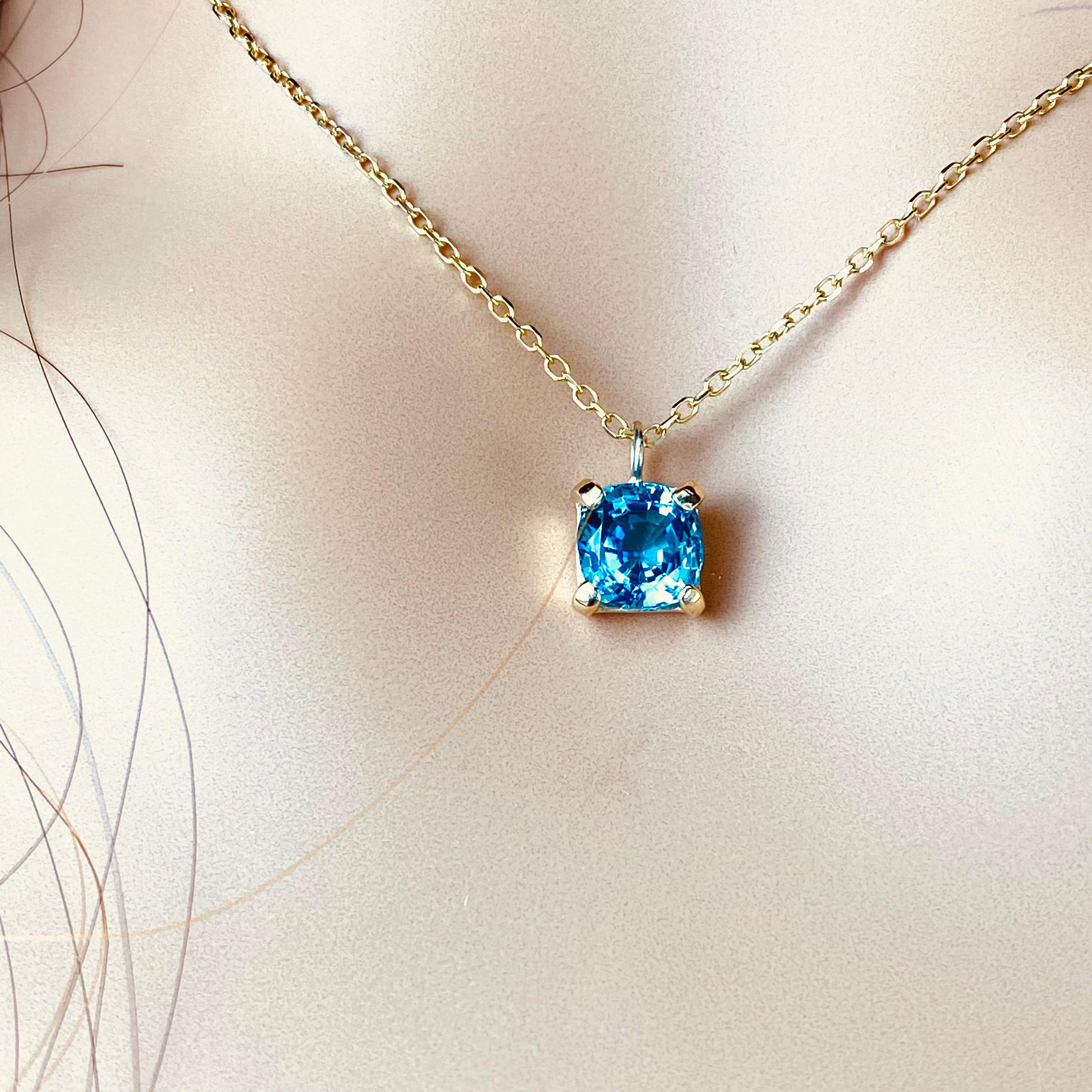 Cushion Shaped Aquamarine 1.65 Carat Yellow Gold Necklace Pendant In New Condition In New York, NY