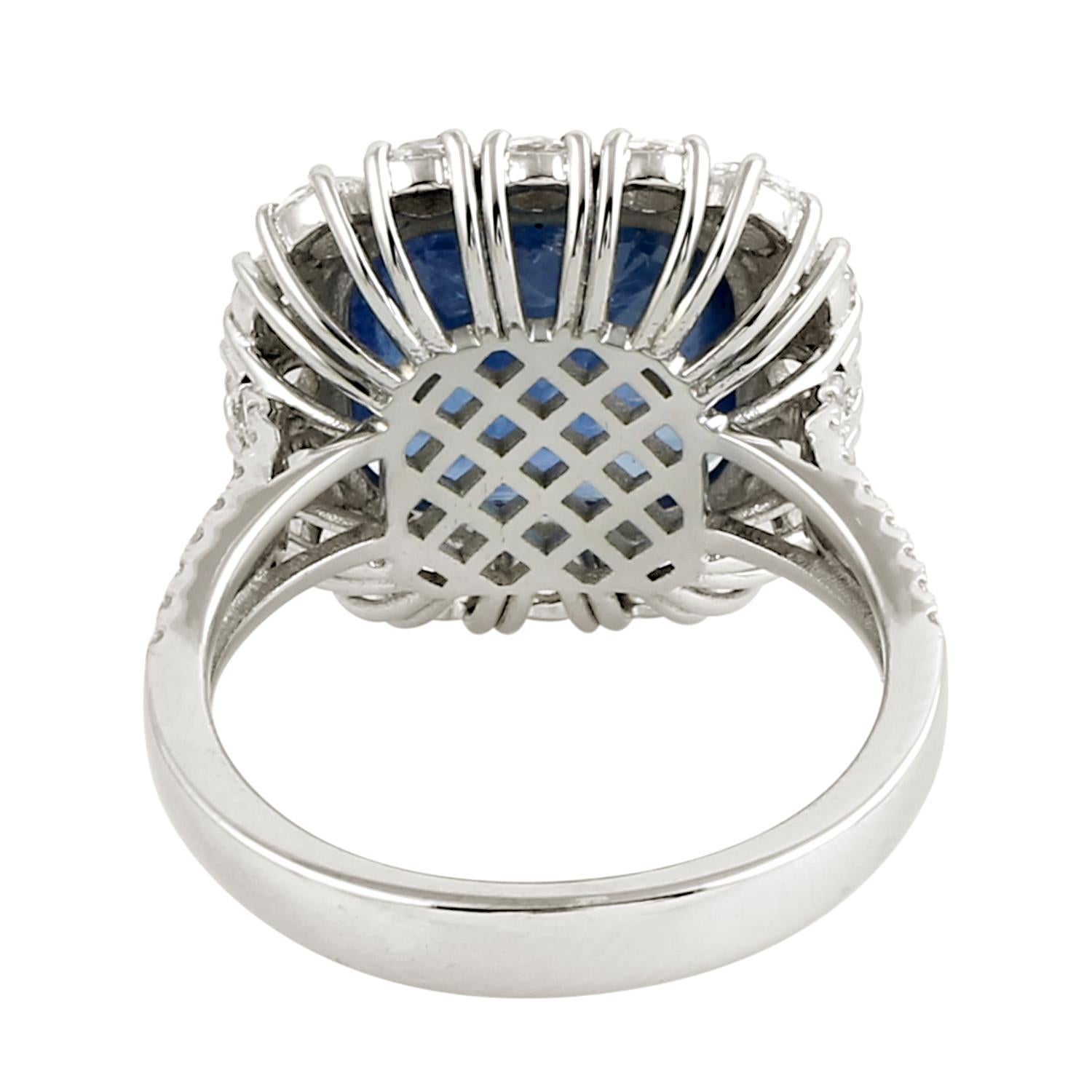 Kissenförmiger Cocktailring mit blauem Saphir im Kissenschliff und Diamanten (Gemischter Schliff)
