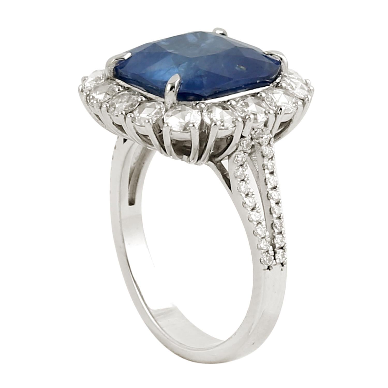 Kissenförmiger Cocktailring mit blauem Saphir im Kissenschliff und Diamanten im Zustand „Neu“ in New York, NY