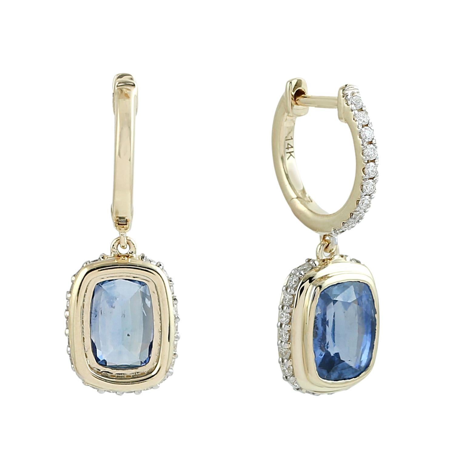 Taglio misto Orecchini con zaffiro blu a forma di cuscino e diamanti in oro giallo 14k in vendita