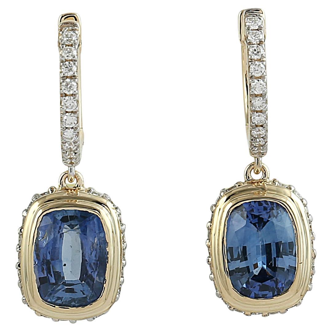 Orecchini con zaffiro blu a forma di cuscino e diamanti in oro giallo 14k in vendita