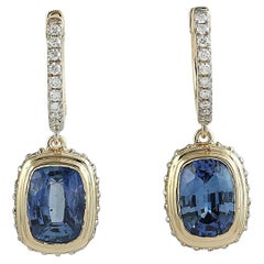 Orecchini con zaffiro blu a forma di cuscino e diamanti in oro giallo 14k