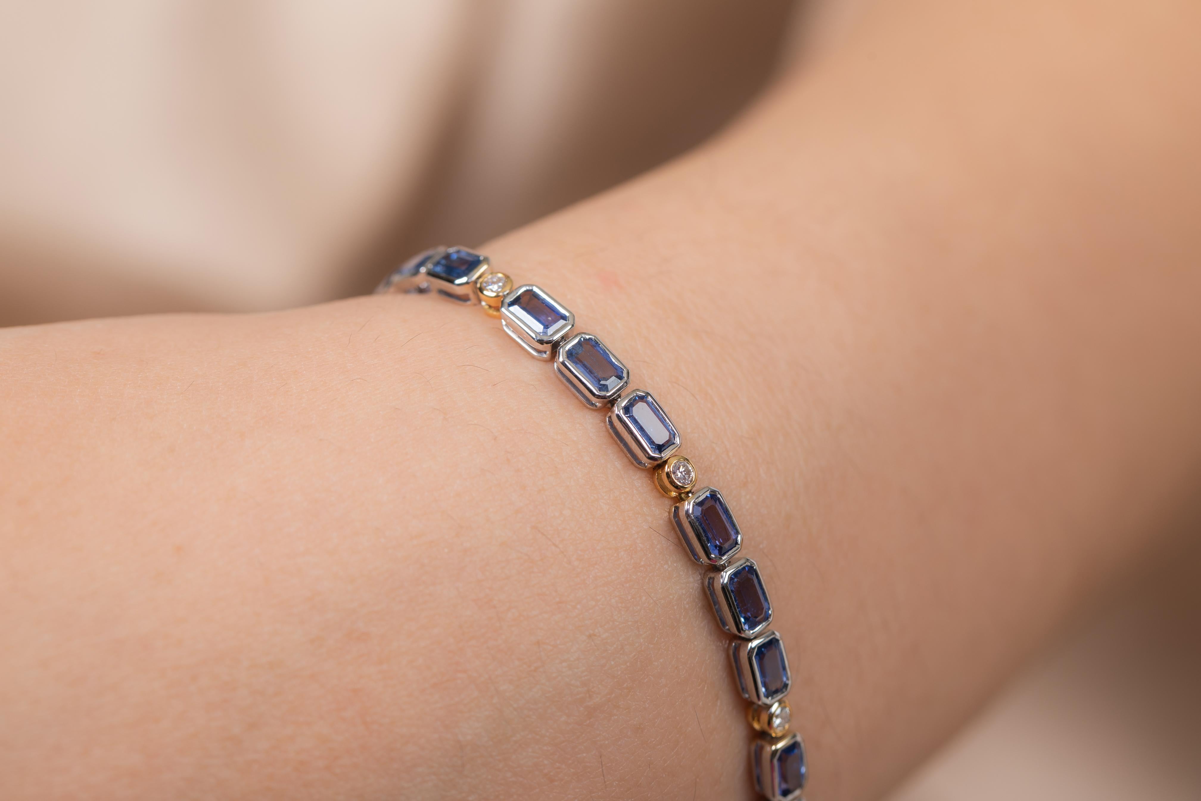 Moderne Bracelet tennis en or blanc 18 carats avec diamants et saphirs bleus taille octogonale en vente