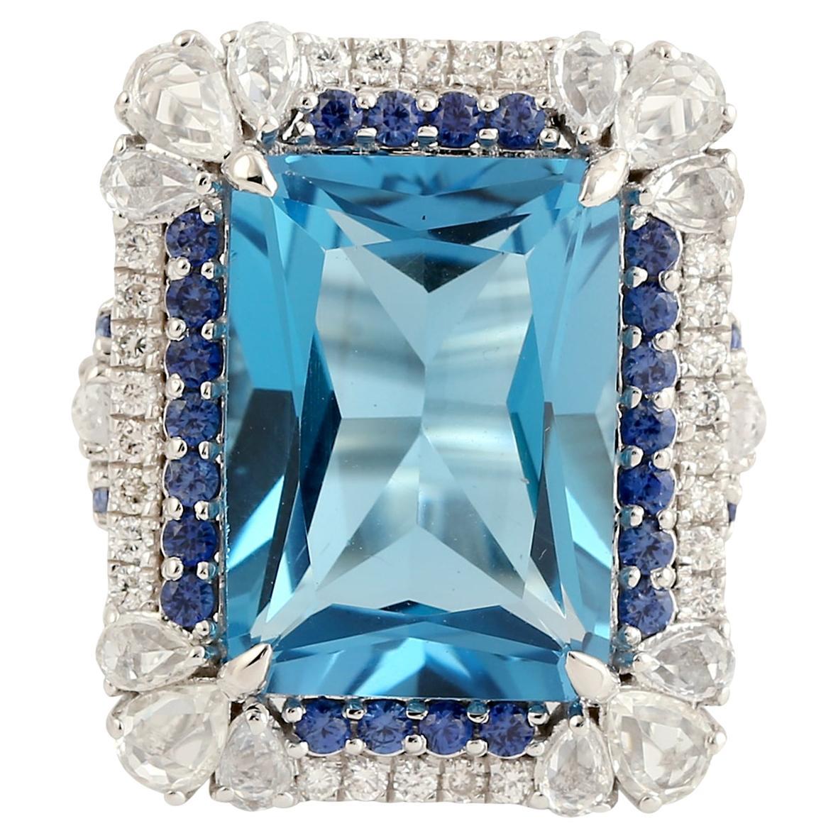 Anillo de Cóctel de Topacio Azul en Forma de Cojín Acentuado con Zafiro Azul y Diamantes
