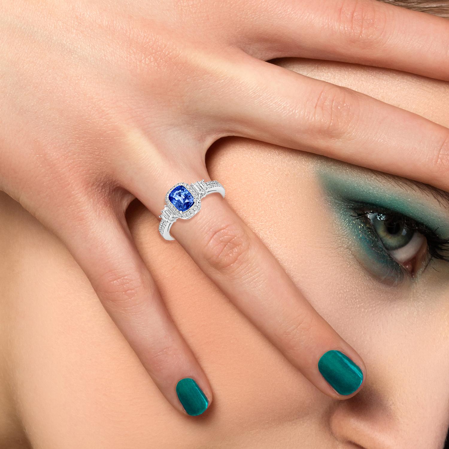 Este refinado anillo presenta un único zafiro azul de Ceilán en forma de cojín en su centro, enmarcado por diamantes engastados a lo largo de la banda. Sus líneas limpias y proporciones equilibradas la convierten en una opción ponible tanto para la