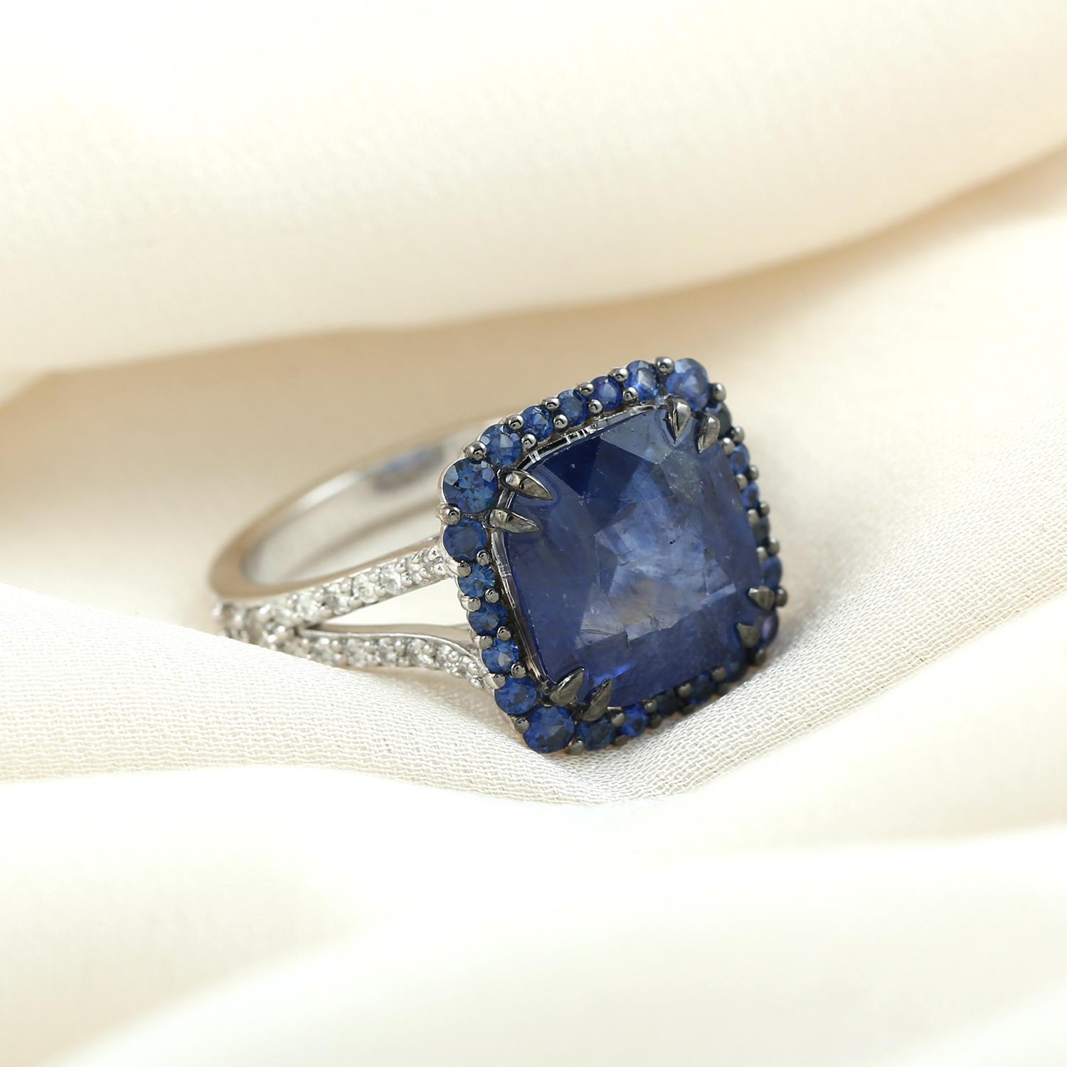 Anillo De Zafiro Azul De Ceilán En Forma De Cojín Acentuado Con Diamantes De Oro De 18k Art Decó en venta