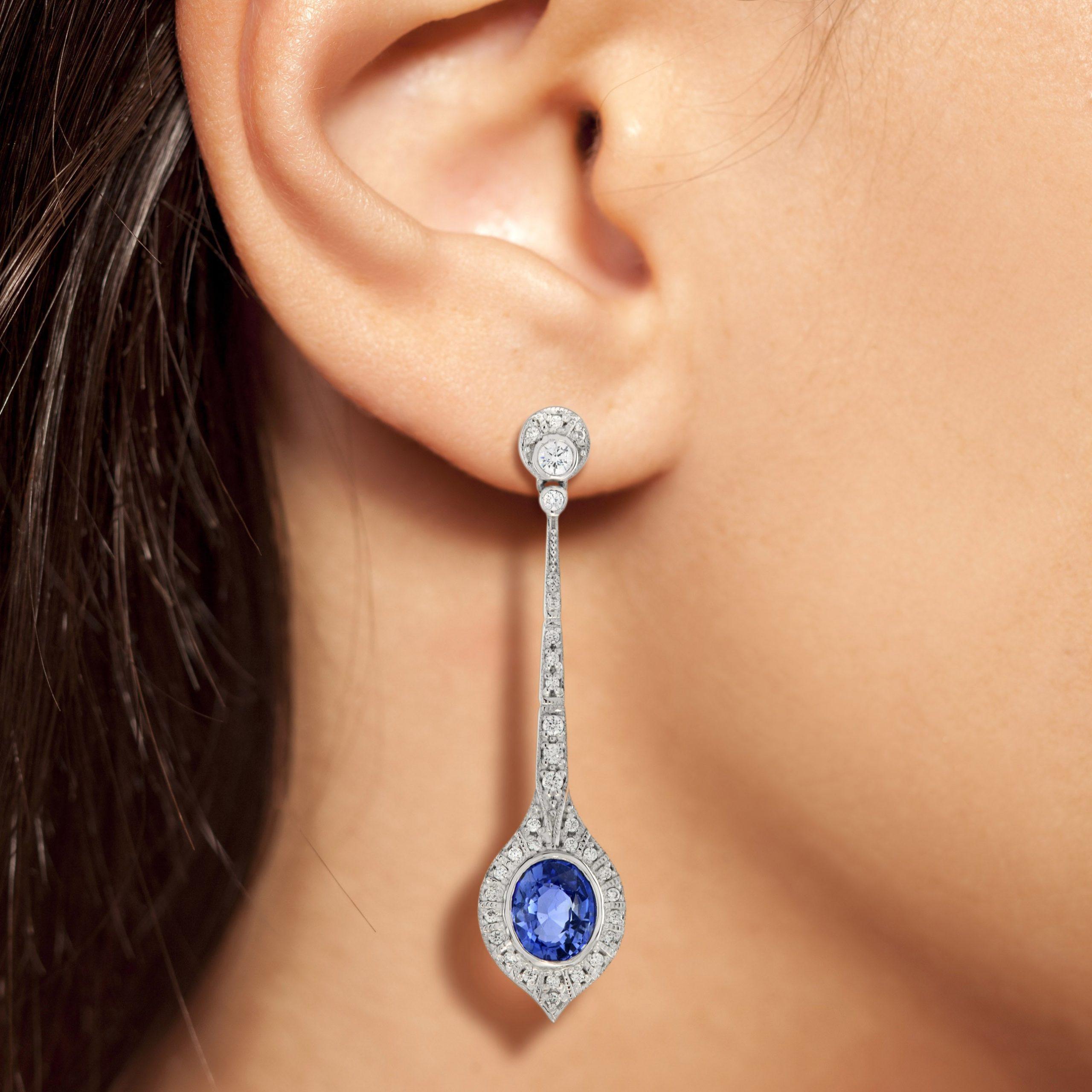 Boucles d'oreilles en or blanc avec saphir de Ceylan en forme de coussin et diamant de style Art Déco Pour femmes en vente