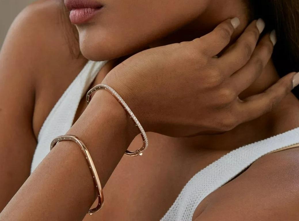 Taille ronde Bracelet jonc d'accentuation en or massif 14 carats avec diamants de forme coussin en vente