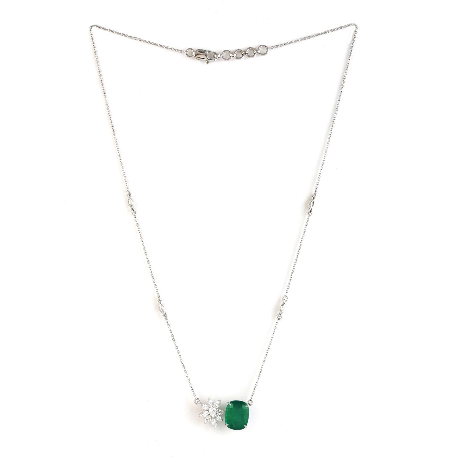 Artisan Collier à pendentifs en forme de fleur avec émeraude en forme de coussin et diamants Rosecut en vente