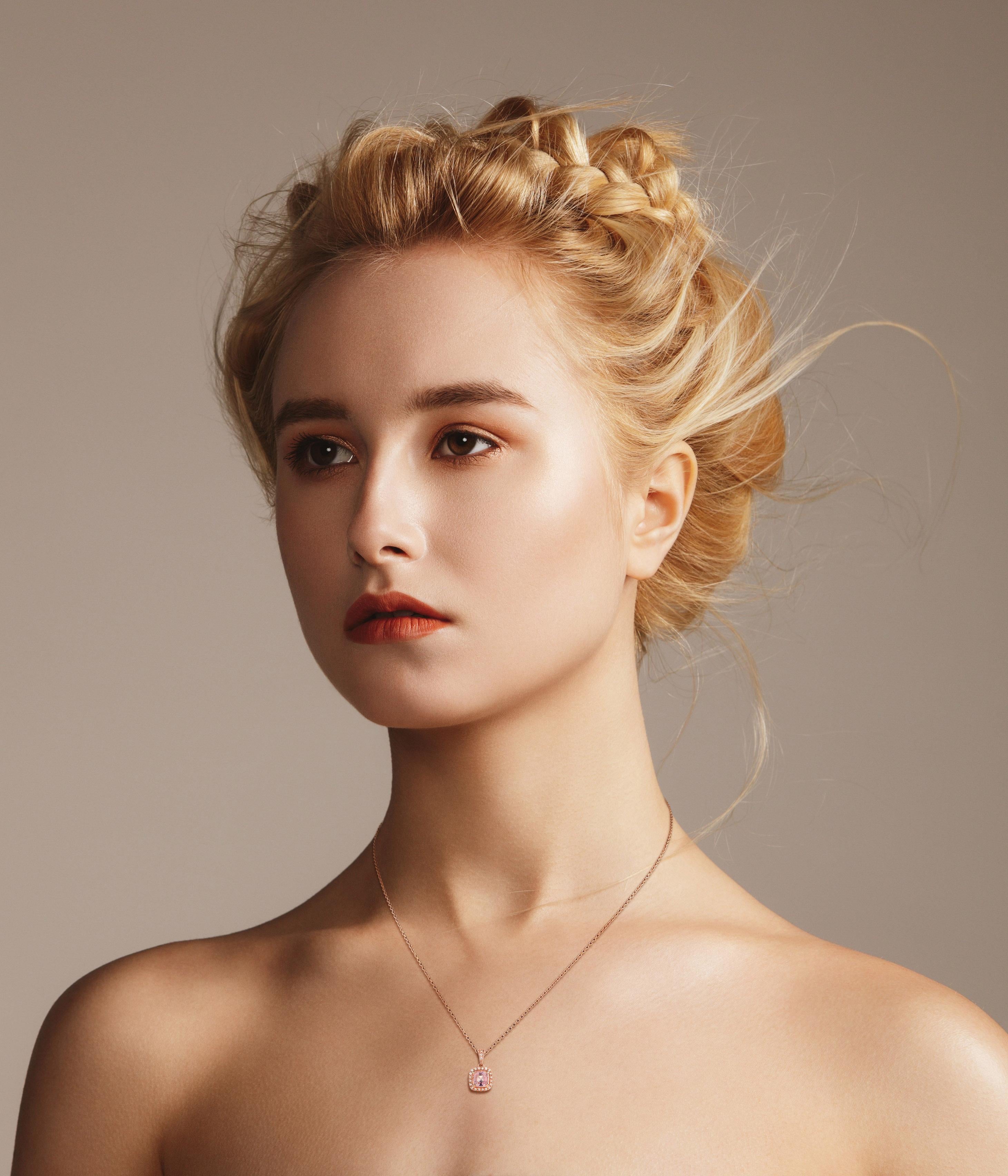 Kugelförmiger Morganit und Diamant-Halo-Anhänger aus 14K Rose Gold im Zustand „Neu“ im Angebot in Bangkok, TH