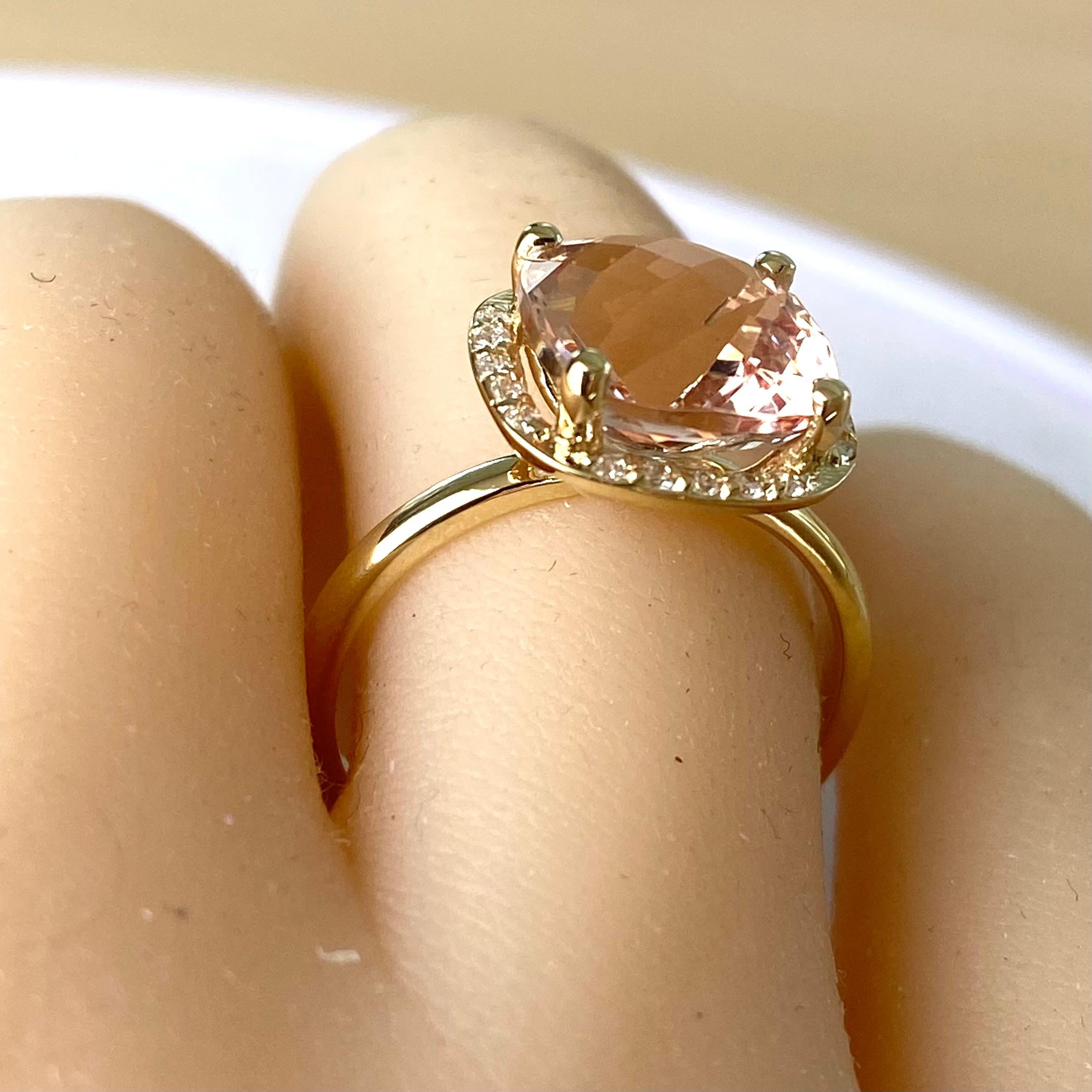 Cushion-Shaped Morganite Diamond 4.50 Carat Yellow Gold Halo Setting Ring  In New Condition For Sale In New York, NY