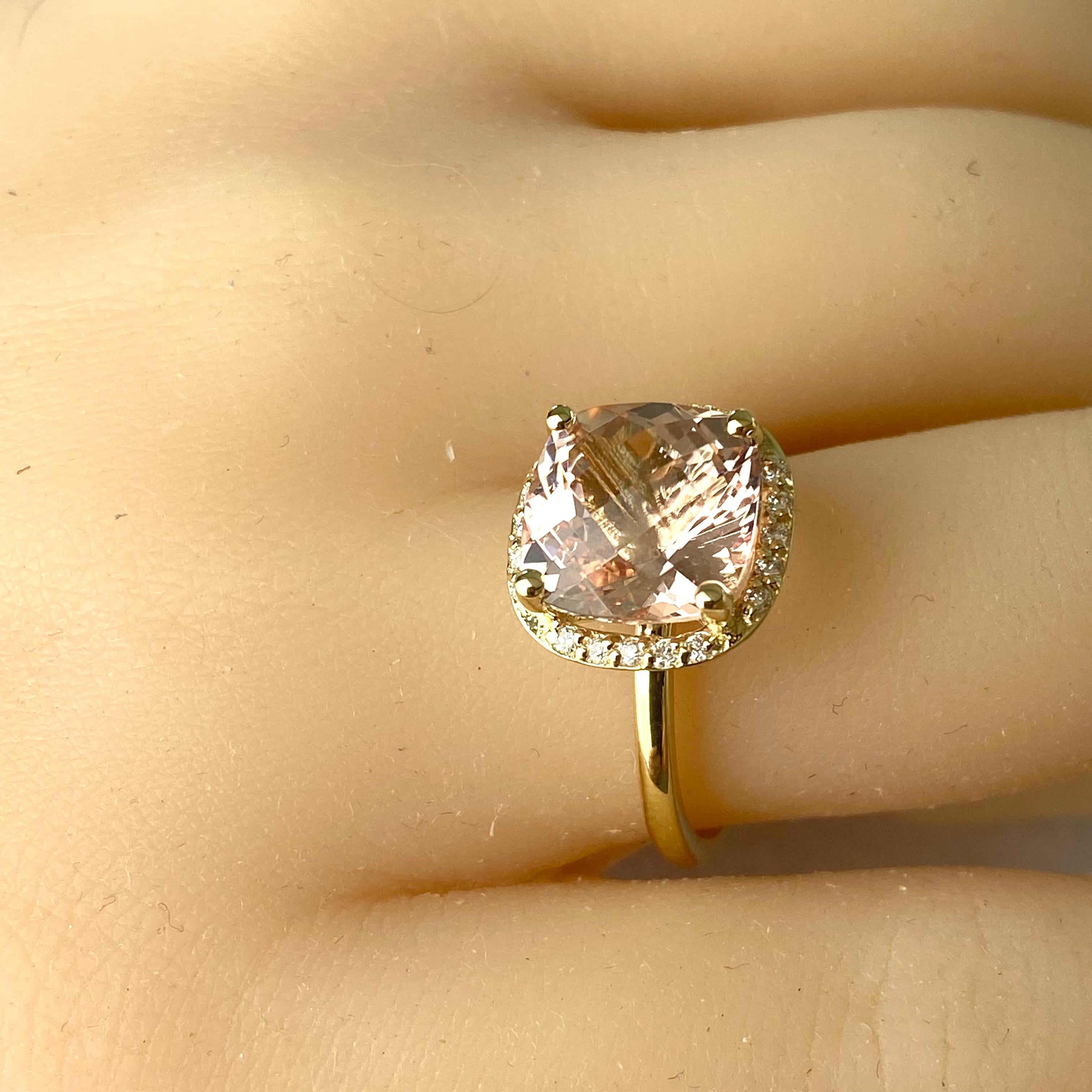 Cushion-Shaped Morganite Diamond 4.50 Carat Yellow Gold Halo Setting Ring  For Sale 3