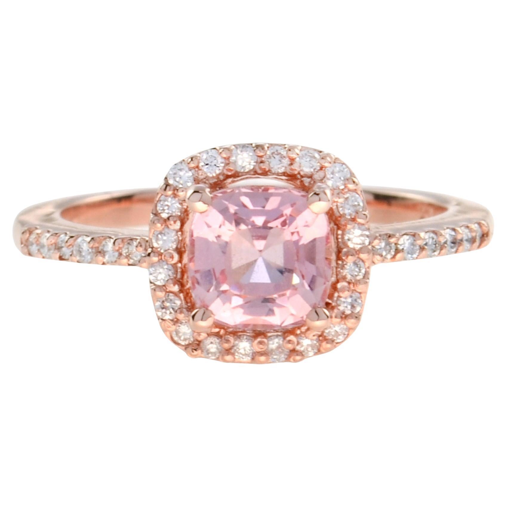 Cushion Shaped Peach Pink Morganite & Diamond Classic Halo 14K Rose Gold Ring en vente