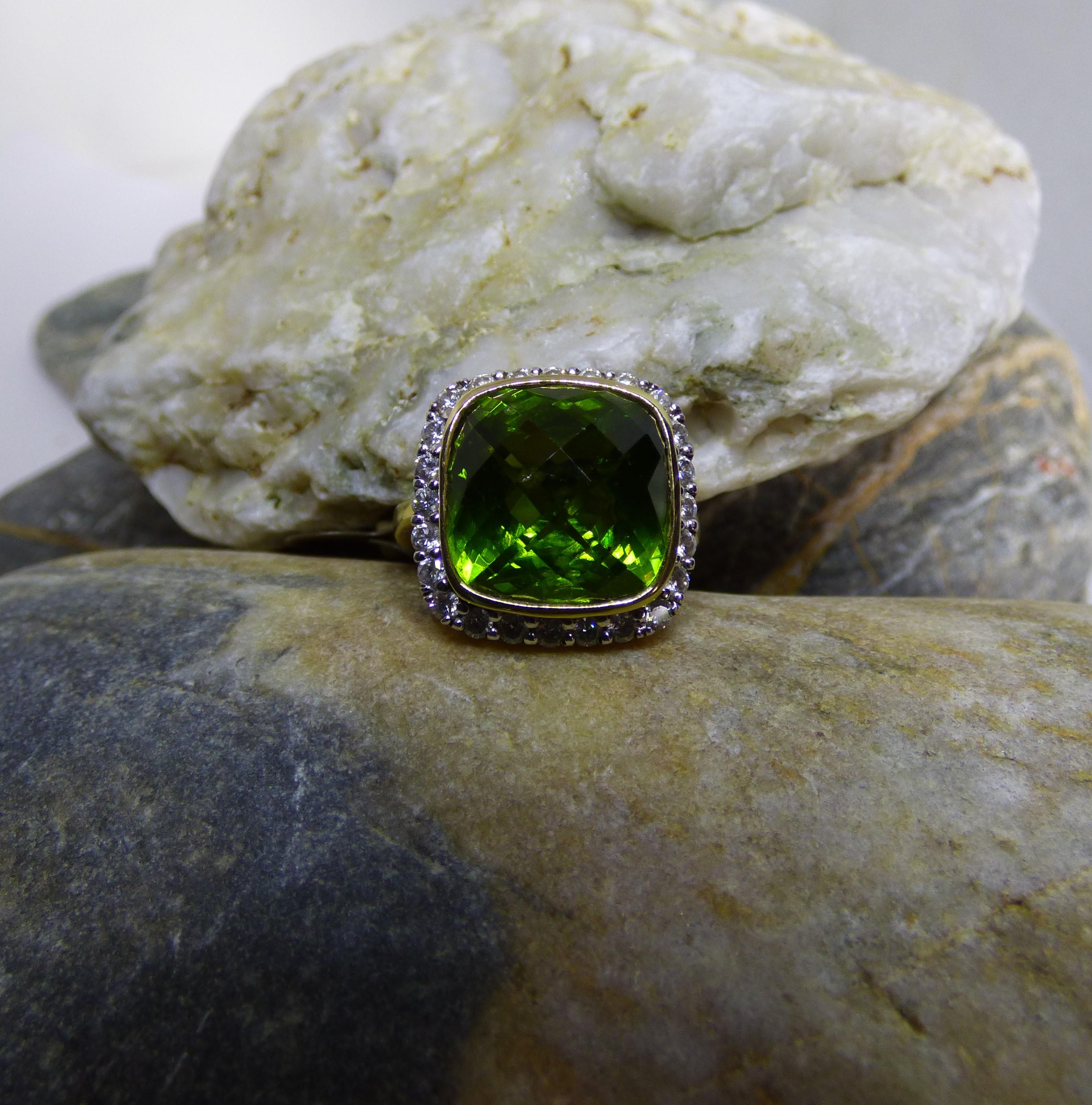 Cushion Shaped Peridot '9.22ct.' and Diamond Cluster Ring in 18k Yellow Gold In New Condition For Sale In Dublin, IE