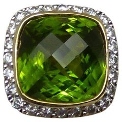 Kissenförmiger Peridot '9.22ct.' und Diamant-Cluster-Ring aus 18 Karat Gelbgold mit Kissenschliff