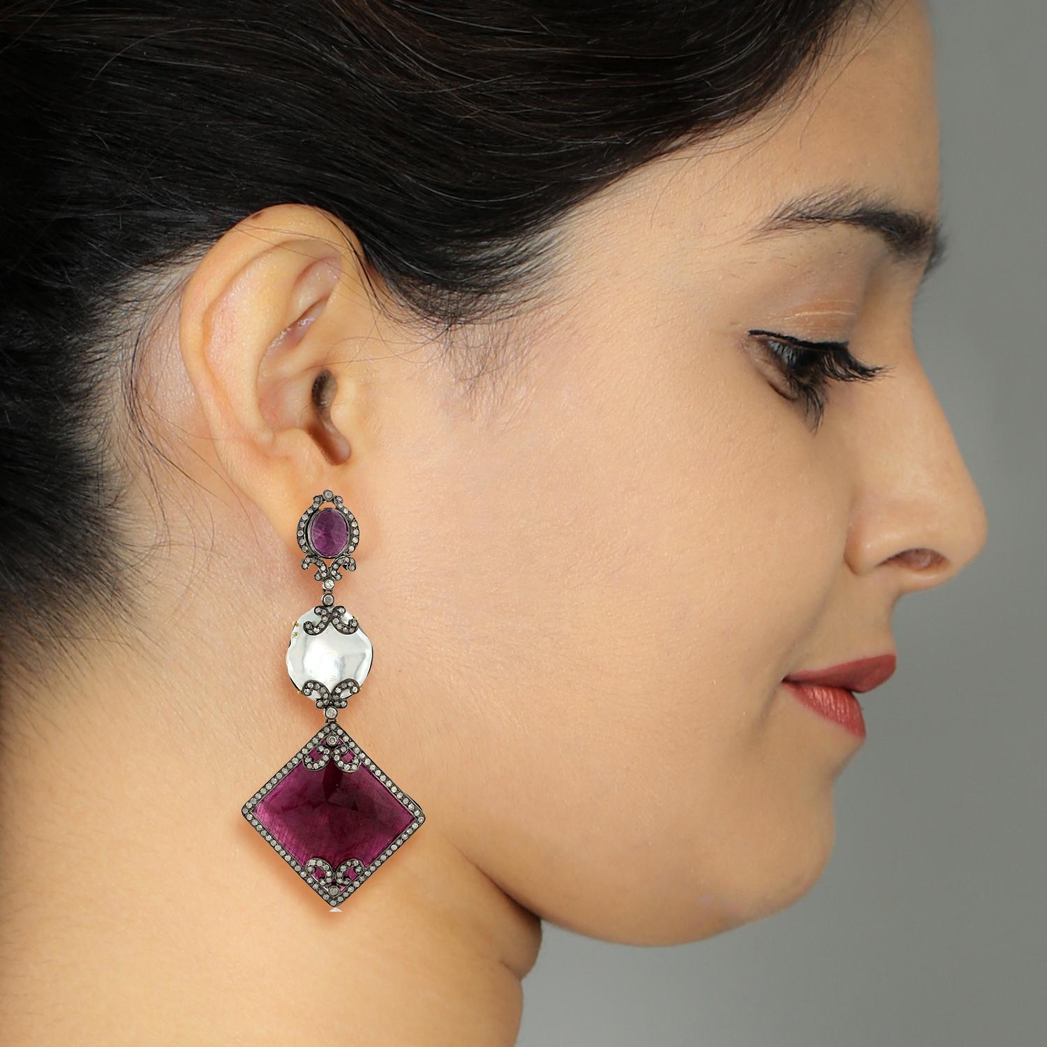 Kissenförmige Rubin-Ohrringe in Kissenform, verbunden mit Perle und umgeben von Pavé-Diamanten (Art nouveau) im Angebot