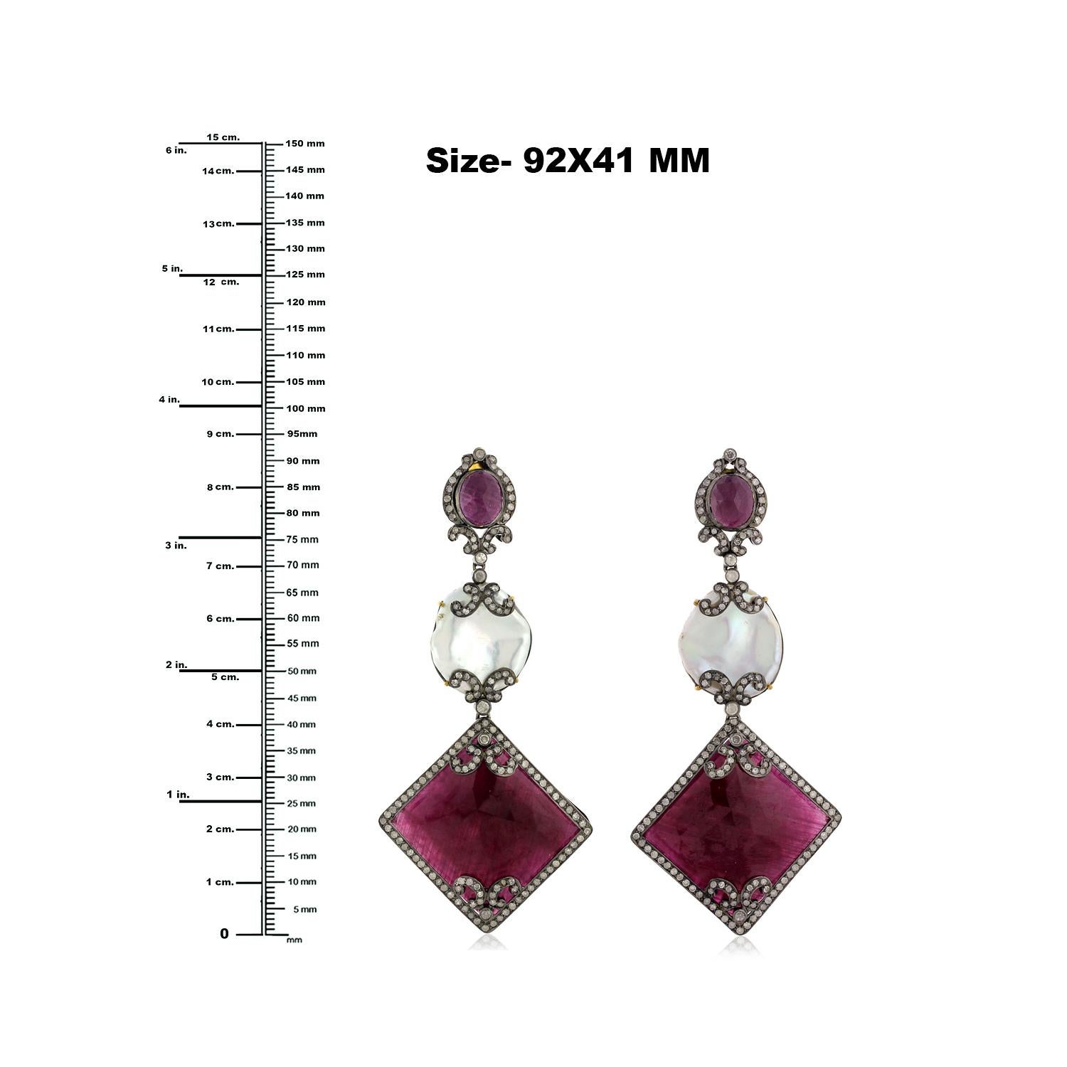 Kissenförmige Rubin-Ohrringe in Kissenform, verbunden mit Perle und umgeben von Pavé-Diamanten (Gemischter Schliff) im Angebot