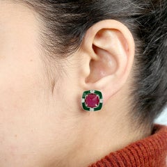 Sugarloaf Mozambique Ruby Minimal Studs with Green Enamel & Diamonds In 18k Gold (Boucles d'oreilles minimales en rubis du Mozambique avec émail vert et diamants)