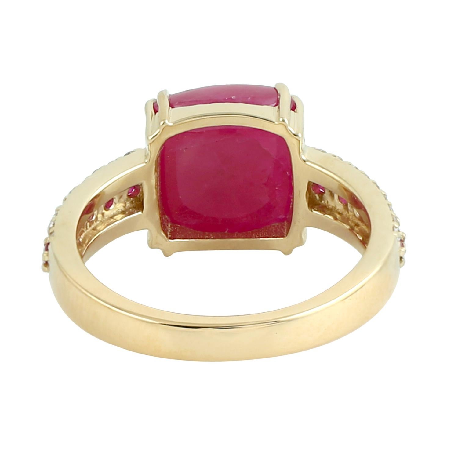 Art Déco Sugarloaf Shaped Mozambique Ruby Ring With Diamonds Made In 18k Yellow Gold in vendita