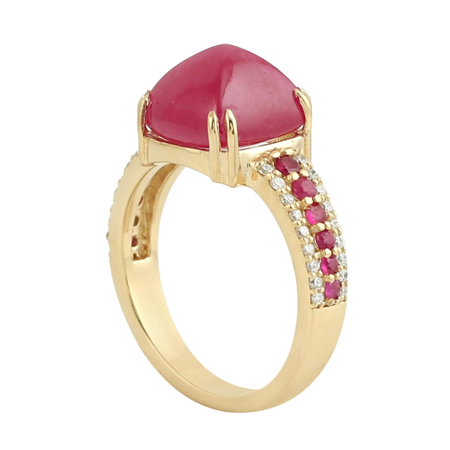 Taglio misto Sugarloaf Shaped Mozambique Ruby Ring With Diamonds Made In 18k Yellow Gold in vendita
