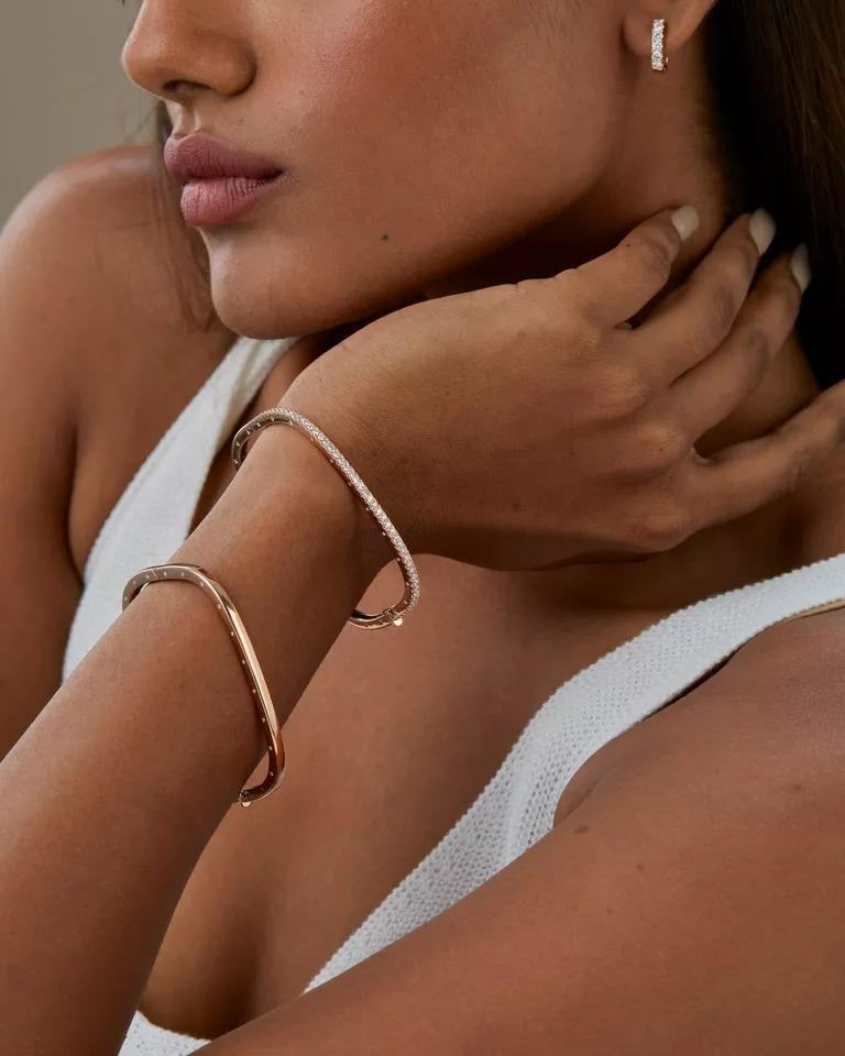 Cushion Shaped Single Row Diamond Bangle Bracelet 14k Solid Gold In New Condition For Sale In Chicago, IL