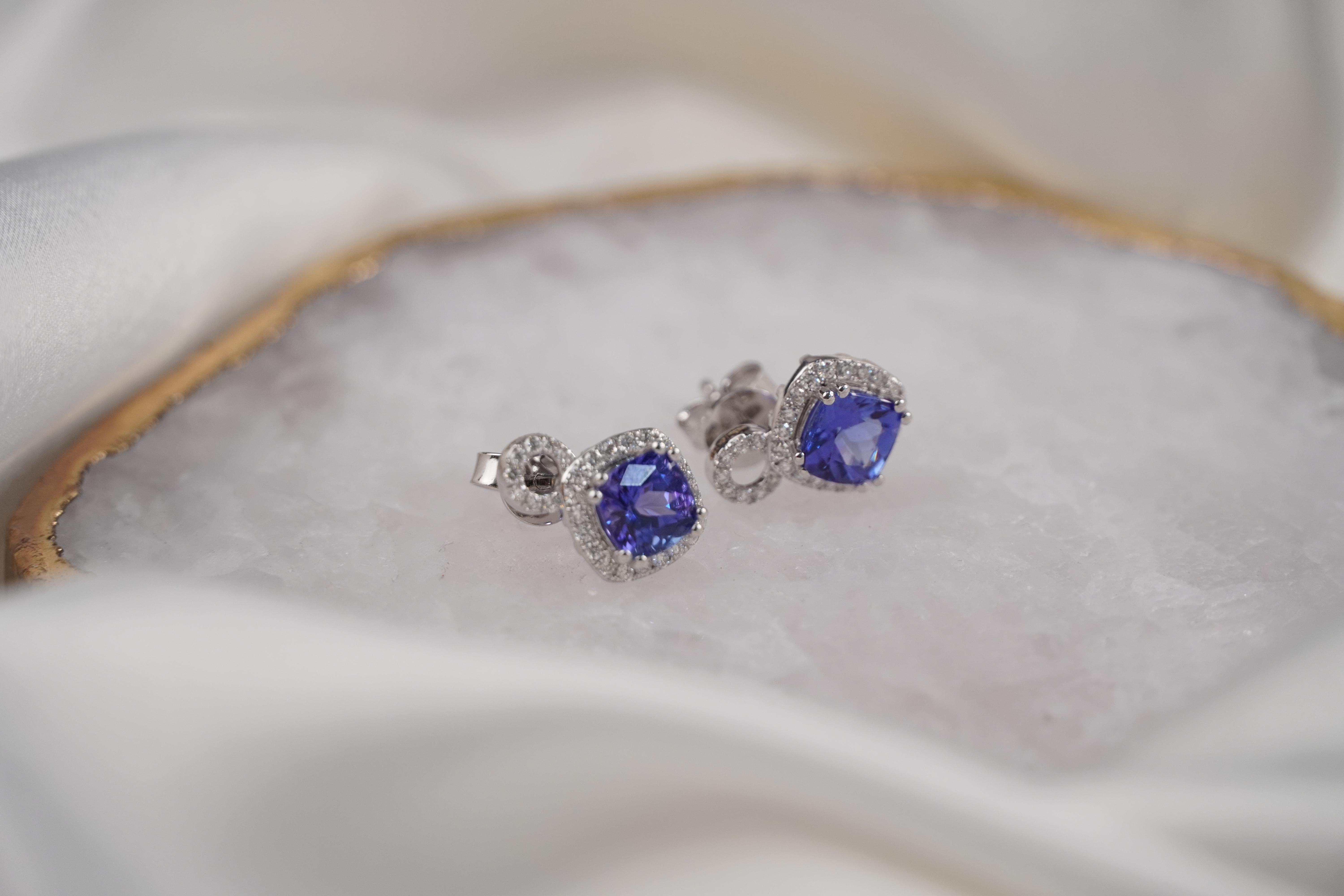 Contemporain Clous d'oreilles en or blanc 18 carats avec tanzanite en forme de coussin et diamants en vente