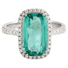 Anillo de Turmalina Vívida en Forma de Cojín Acentuado con Diamantes en Oro Blanco de 14k