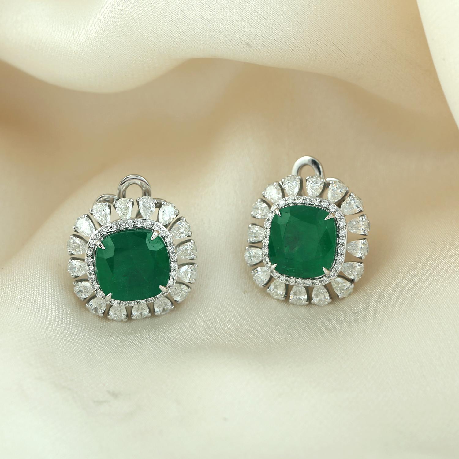 Cushion Shaped Zambian Emerald Earrings Studded With Diamonds Made In 18k Gold (Art déco) im Angebot