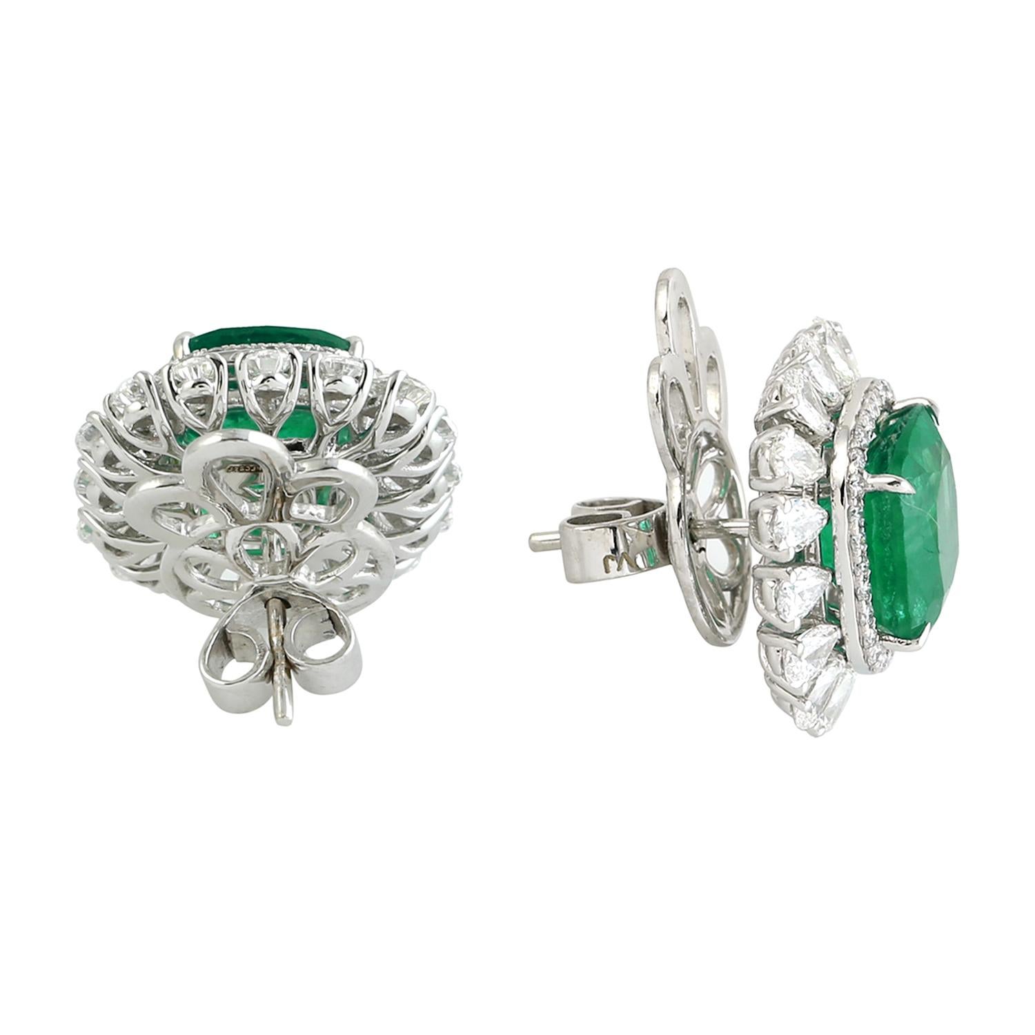 Cushion Shaped Zambian Emerald Earrings Studded With Diamonds Made In 18k Gold (Gemischter Schliff) im Angebot