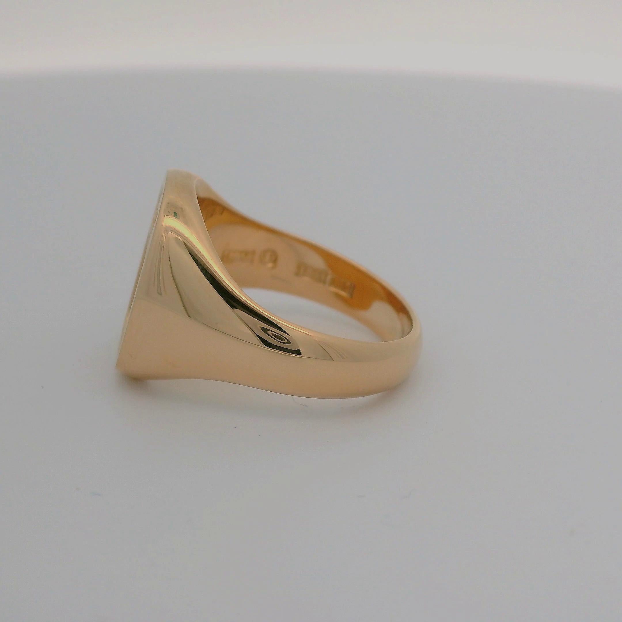 Contemporary Cushion Signet Ring, 18K Rose Gold , 13.5 x 11.5 mm with heraldic engraving For Sale