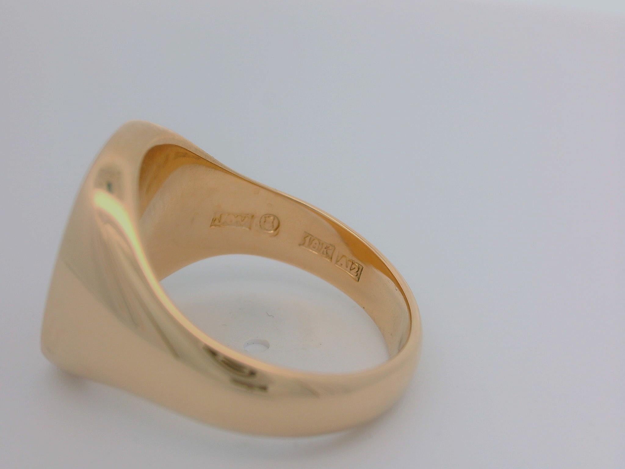 Cushion Signet Ring, 18K Rose Gold , 13.5 x 11.5 mm with heraldic engraving In New Condition For Sale In Pforzheim, DE