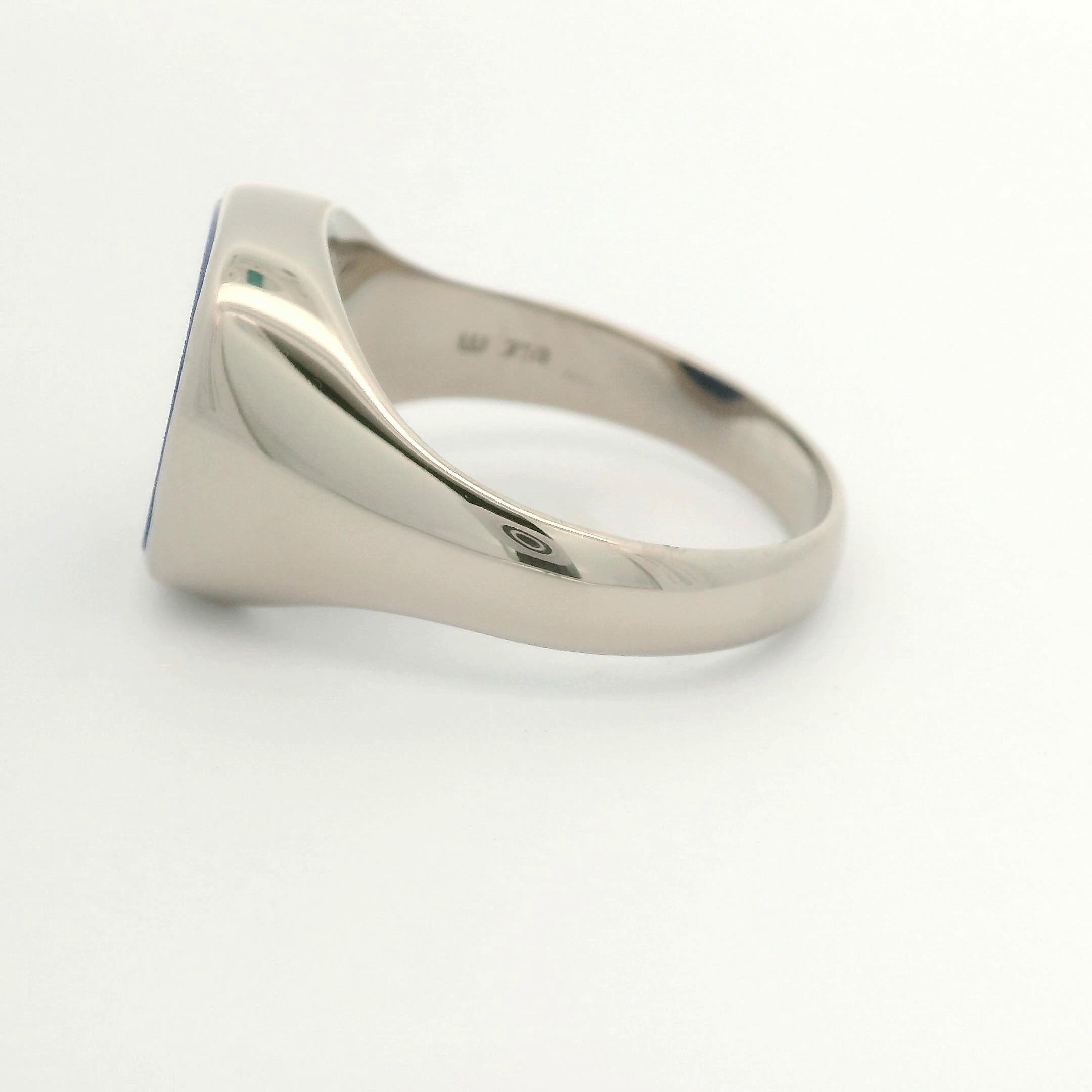 Cushion Signet Ring, 18K White Gold , Lapis Lazuli 12.0 x 10.5 mm In New Condition For Sale In Pforzheim, DE