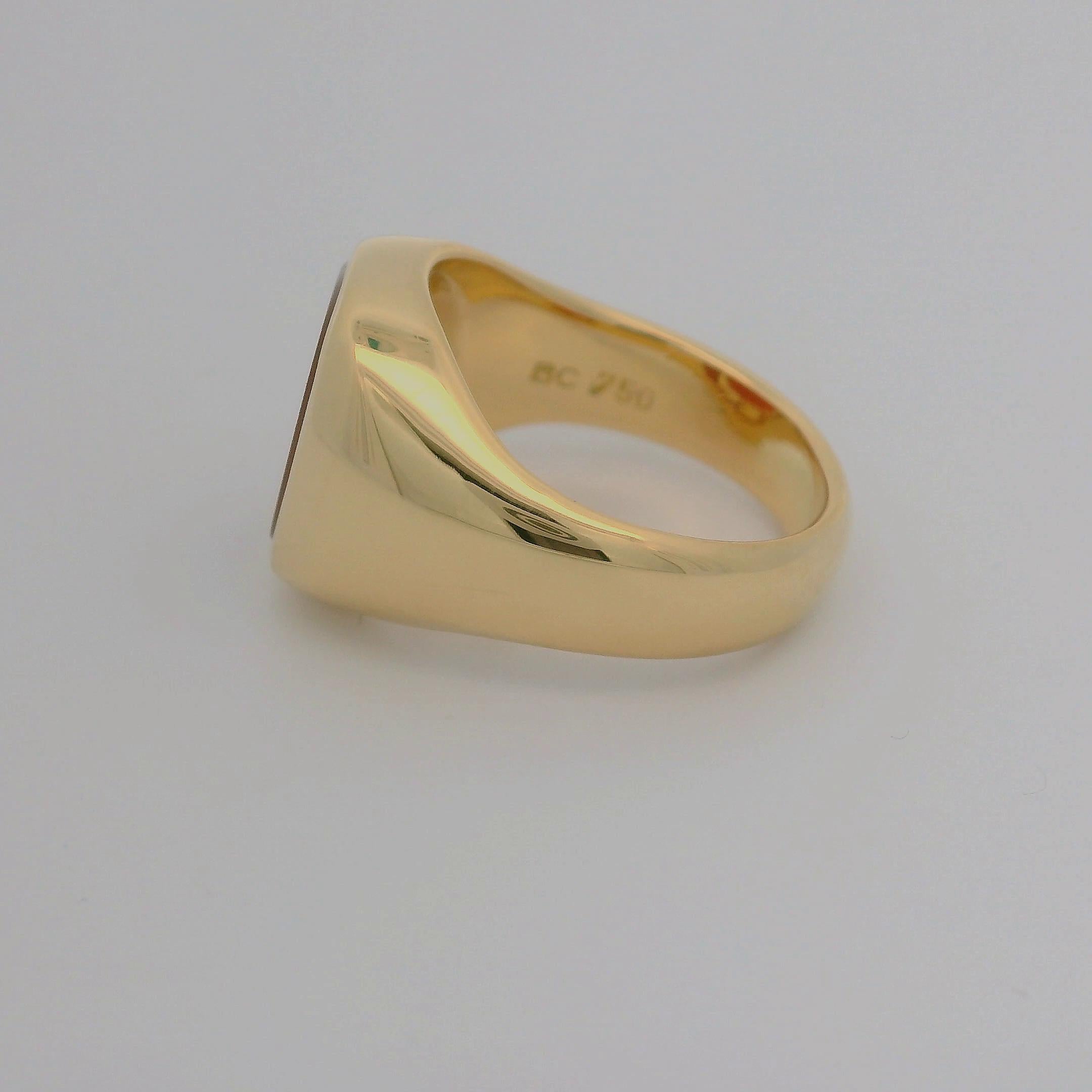 Victor Mayer Cushion Signet Ring 18k Rose Gold, Carnelian approx. 9.8 x 9.5 mm with heraldic-Engraving

About the creator Victor Mayer
Victor Mayer is internationally renowned for elegant timeless designs and unrivalled expertise in historic