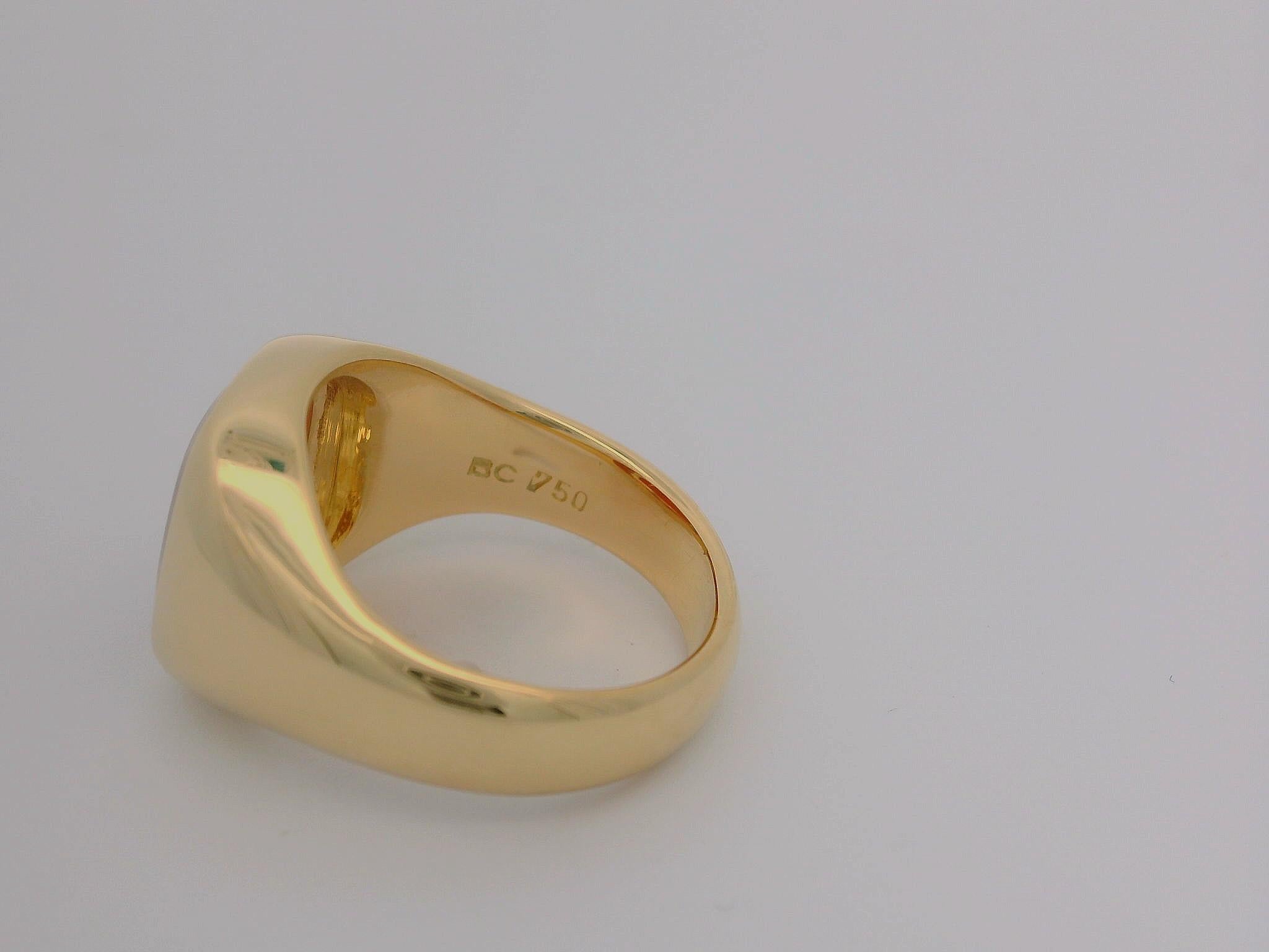 Cushion Signet Ring, 18K Yellow Gold , Carnelian 9.8 x 8.5 mm with Engraving In New Condition For Sale In Pforzheim, DE