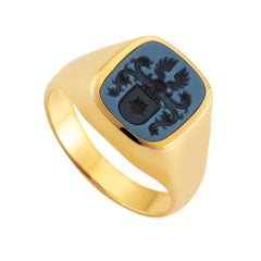 Bague signet coussin, or jaune 8 carats, onyx Niccolo 10,2 x 10,5 mm avec gravure