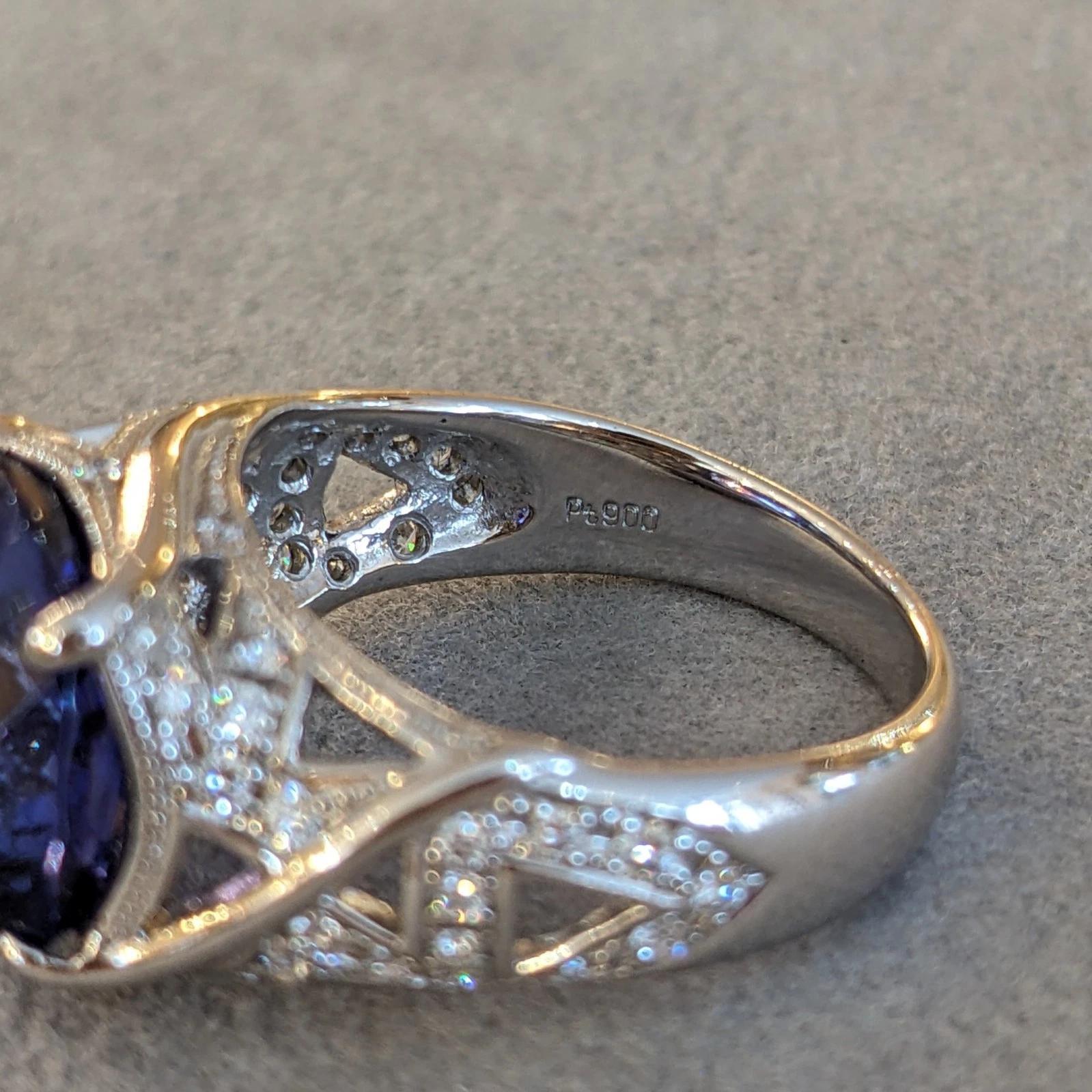 Kissen Tansanit 6,01 ct und Diamant Ring in Platin im Angebot 5